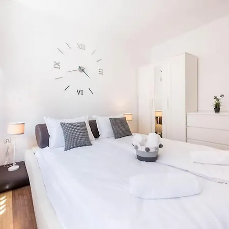 Apartment Homey Near Grand Mall *